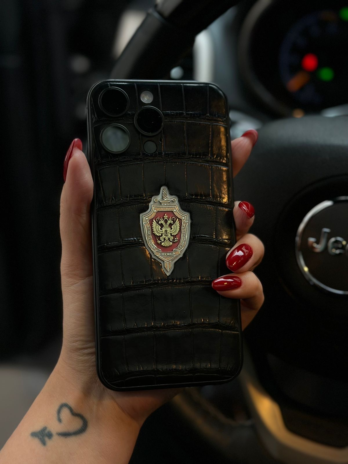 Apple iPhone 16 Pro Max 256Гб (1 sim + eSIM) Черный титан - кожа с светящимся гербом спецслужб